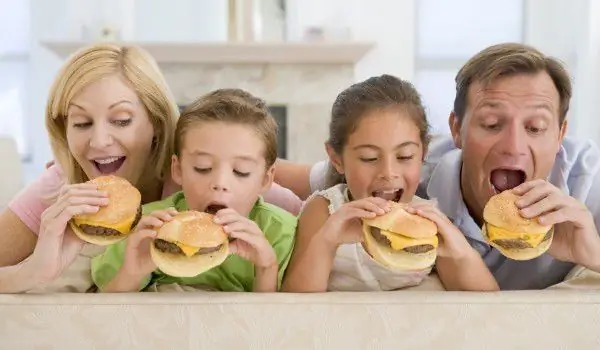 Met 'n Stadige Dieet Eet U Nie Te Veel Op Nie En Tel Nie Gewig Op Nie