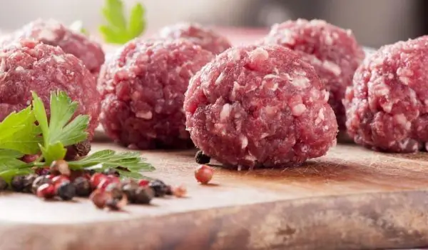 Assaisonnons Correctement La Viande Hachée Pour Les Boulettes De Viande Et Les Brochettes