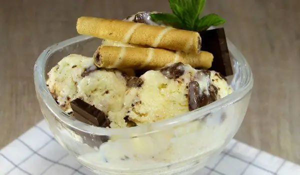 Ice Cream Iliyotengenezwa Nyumbani Ambayo Kila Mtu Nyumbani Atapendana Nayo