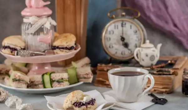 The Five O'clock Tea Or The Hottest English Tradition