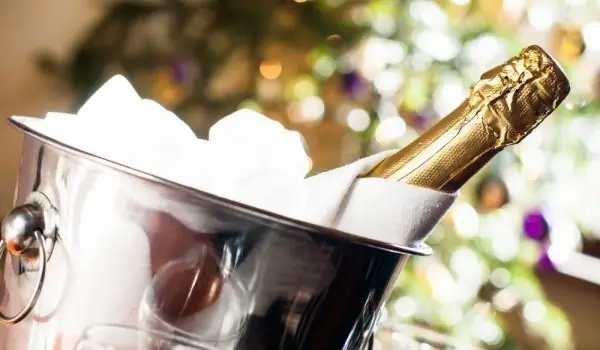 Champagne - the sparkling sparks of the New Year