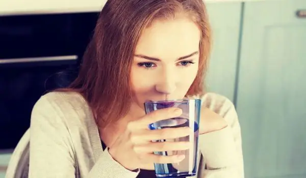 Sie Nehmen Zu, Weil Sie Ein Wenig Wasser Trinken