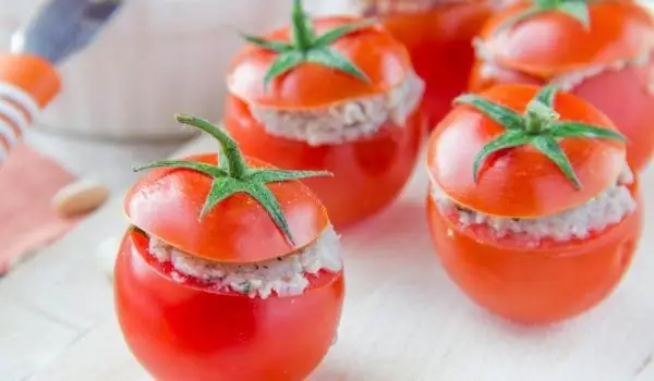 Delicious stuffed tomatoes for the company of your brandy