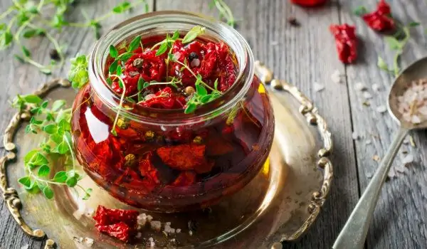 طرز تهیه گوجه فرنگی خشک شده در روغن زیتون