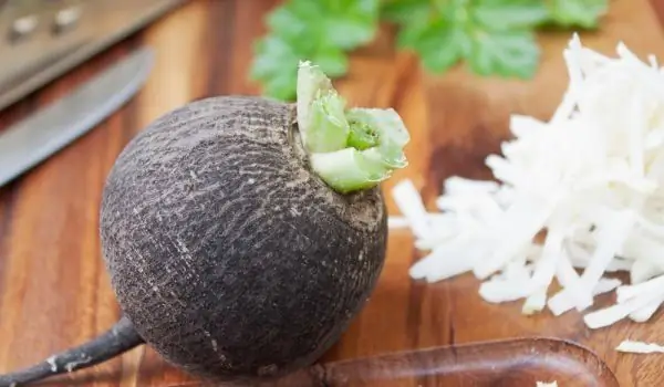 This Grandmother's Recipe With Black Radish Cures Cough And Sore Throat