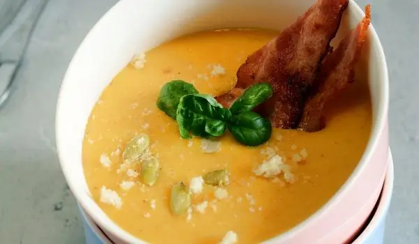 Gresskar suppe med ost og bacon