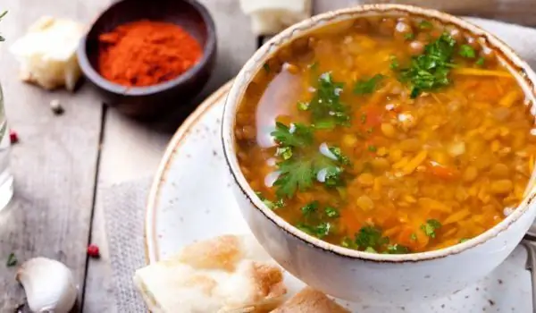 Sopa de lentejas y lima