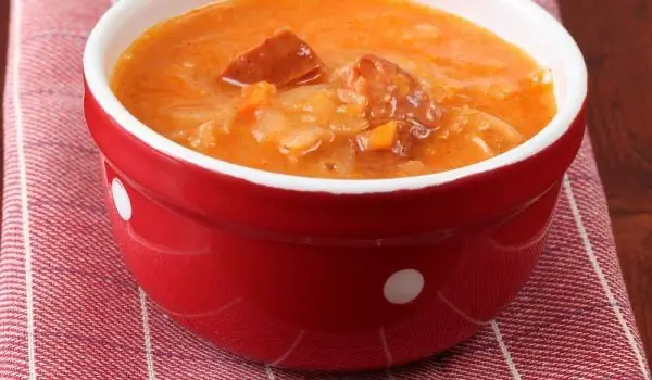 Kohlsuppe mit Wurst