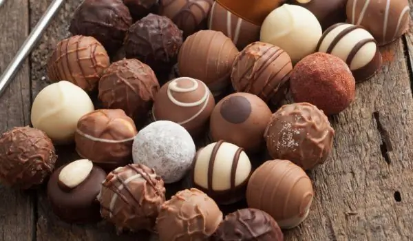 Sfilata Di Abiti E Dolcetti Di Cioccolato Per Il Salone Del Cioccolato Di Parigi