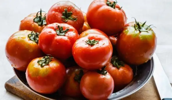 I Pomodori Kupeshki Più Gustosi E Profumati Dopo Il Lavaggio Con Acqua Tiepida