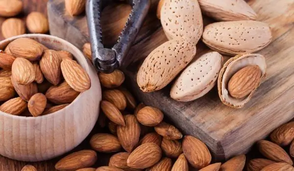 Koj Puas Yog Tus Kiv Cua Ntawm Almonds? Saib Yog Vim Li Cas Koj Tsis Ua Nws Dhau